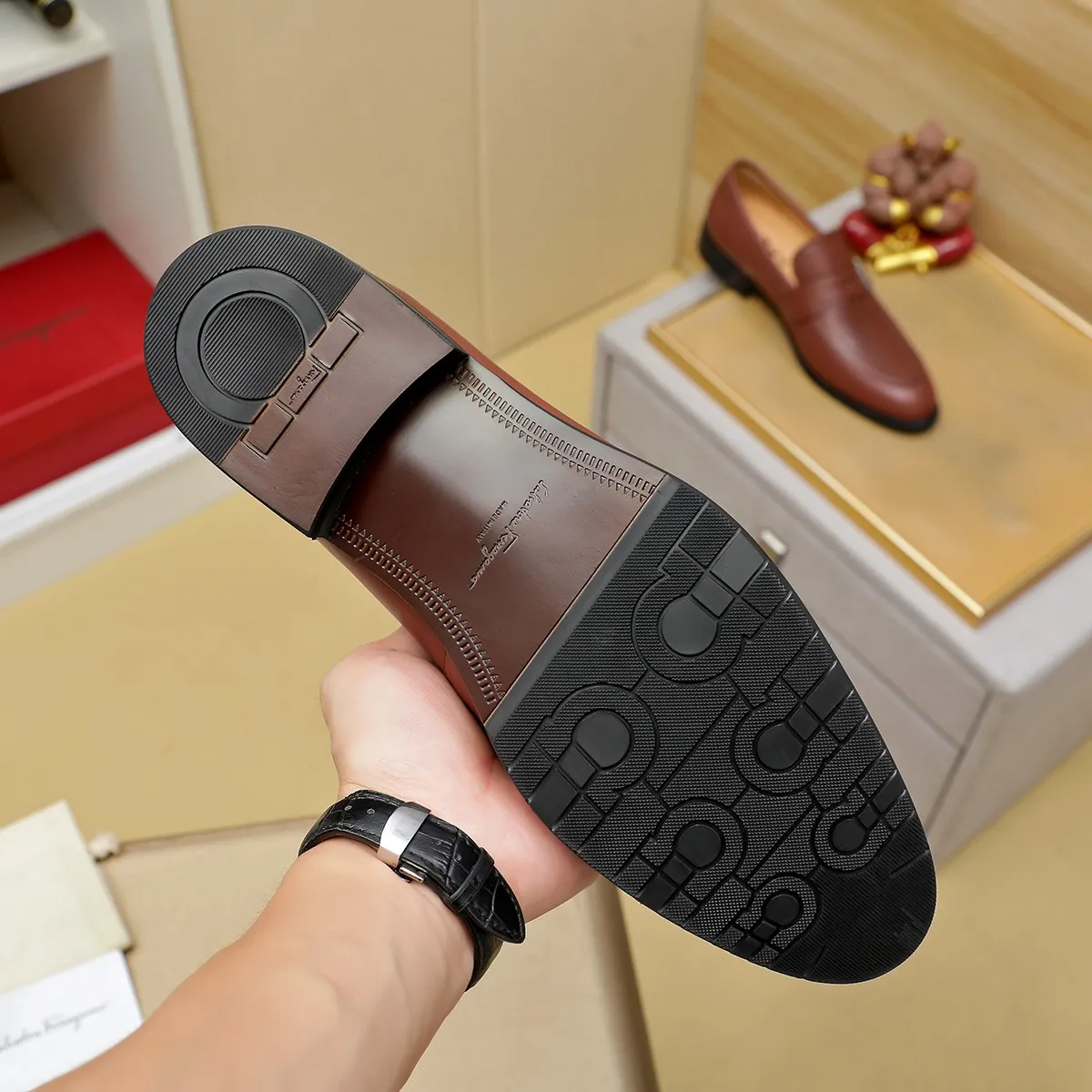 Men's shoes 💰460 Ferragamo [Ferragamo] top imported suit men's shoes 💯Original copy of the official website, product materials: selected imported embossed calfskin + luxury hardware buckle accessories ~ imported water-dyed cow 🐂 leather lining. Strong three-dimensional visual effect, original combination outsole, multiple colors available😘 Size: 39-44 (38.45.46. Customized)